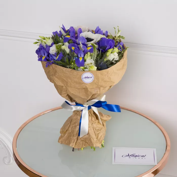 Букет из роз, ириса и эустом