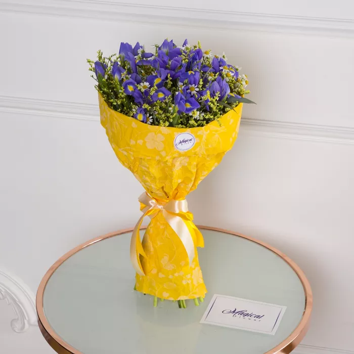 Букет из синего ириса и лимониума