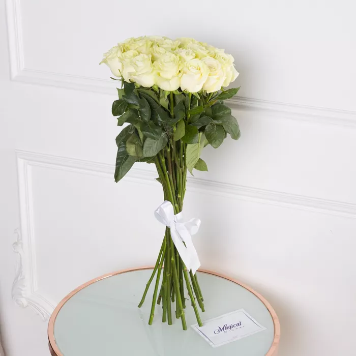 19 белых роз Эквадор 70 см