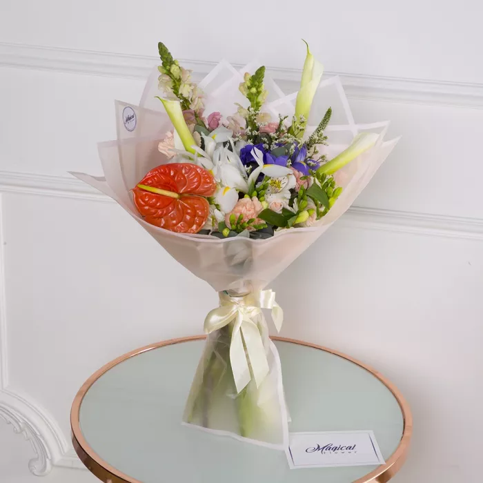 Букет из гвоздик, калл и фрезии