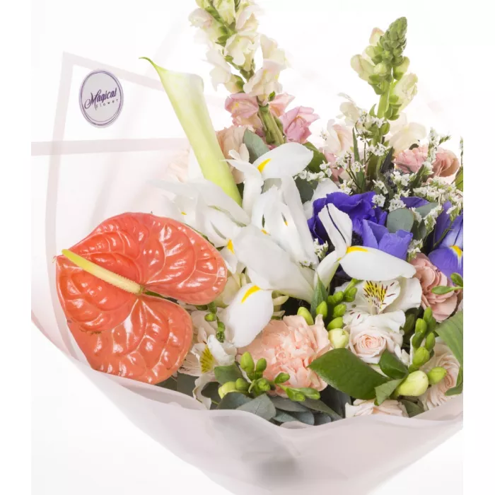 Букет из гвоздик, калл и фрезии