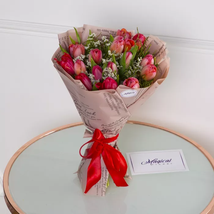 Букет из 19 розовых тюльпанов с лимониумом
