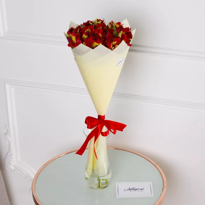 Букет из 5 красных альстромерий