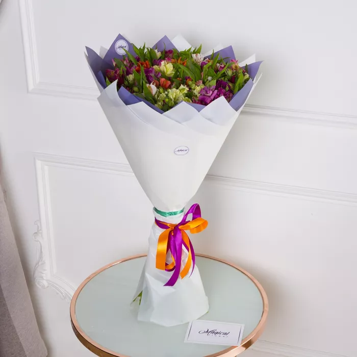 Букет из 51 разноцветной альстромерии