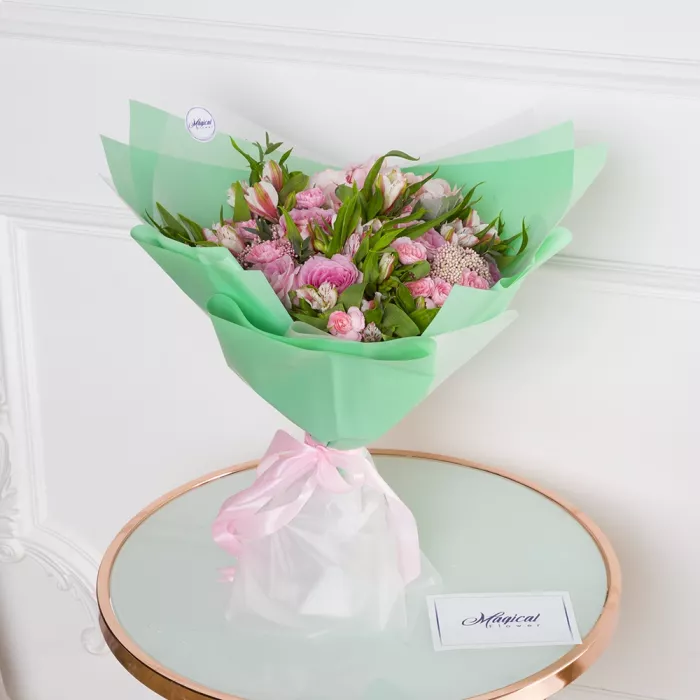 Букет из роз, гвоздик и гортензий