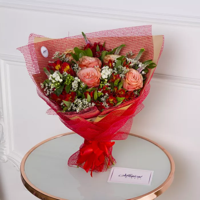 Букет из роз, альстромерий и рускуса