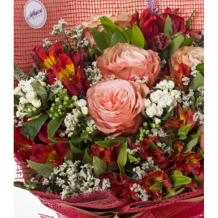 Букет из роз, альстромерий и рускуса