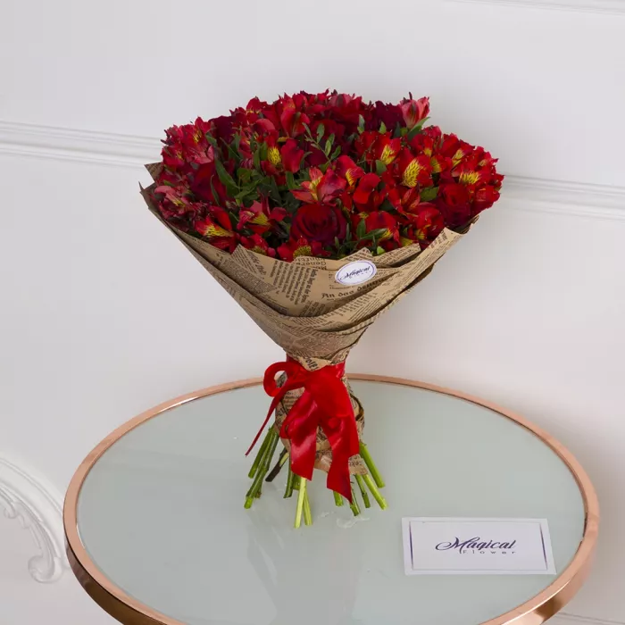 Букет из красных роз и альстромерии