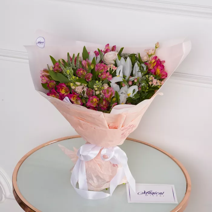 Букет из альстромерий, ирисов и роз