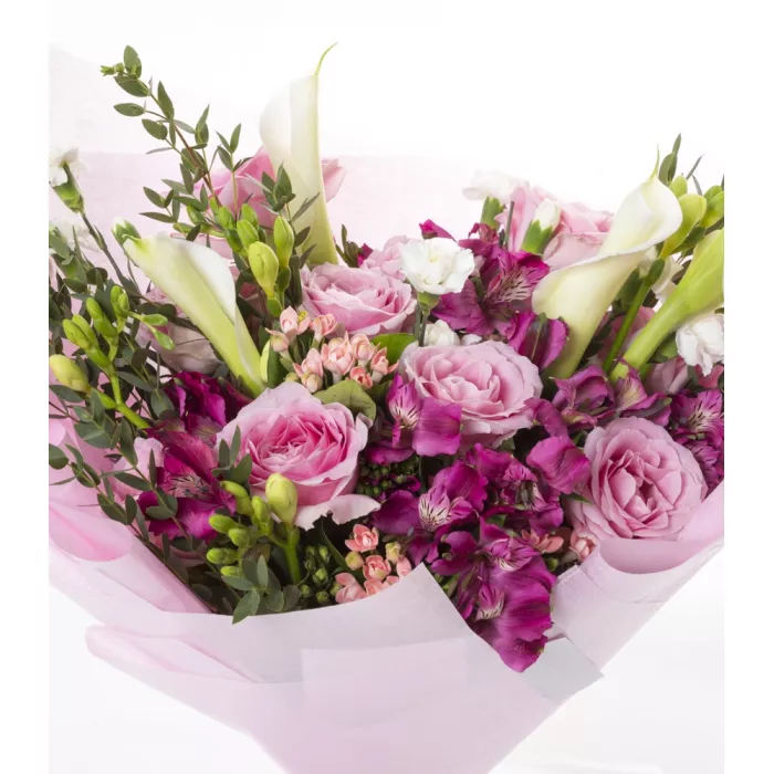 Букет из роз, калл, альстромерии и гвоздик