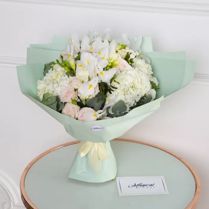 Букет из роз, гортензий и ирисов Букет из роз, гортензий и ирисов