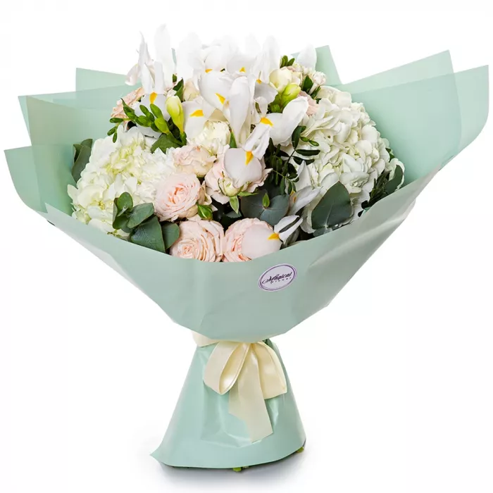 Букет из роз, гортензий и ирисов Букет из роз, гортензий и ирисов