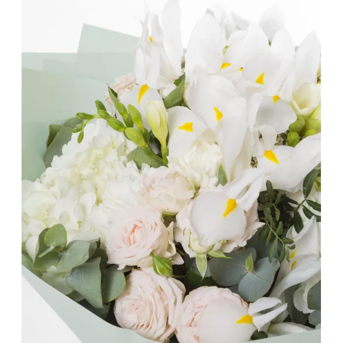 Букет из роз, гортензий и ирисов Букет из роз, гортензий и ирисов