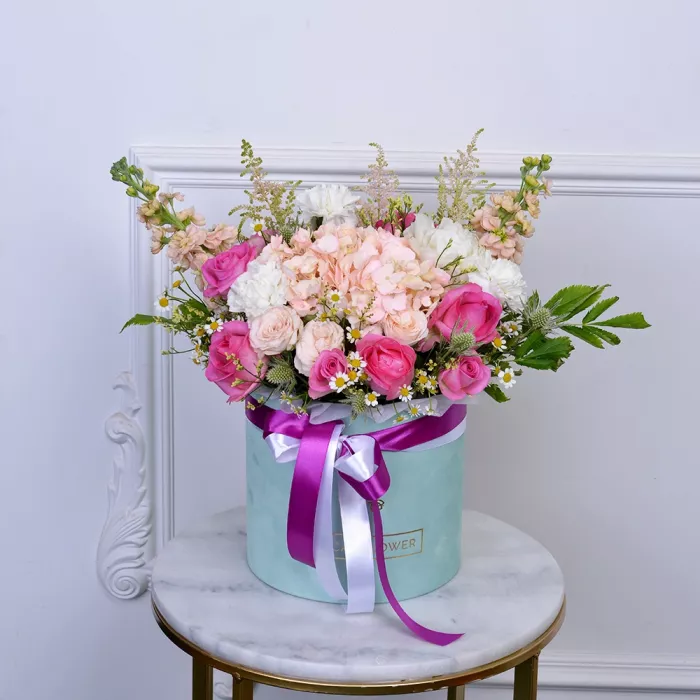 Букет из матиол, роз и альстибы