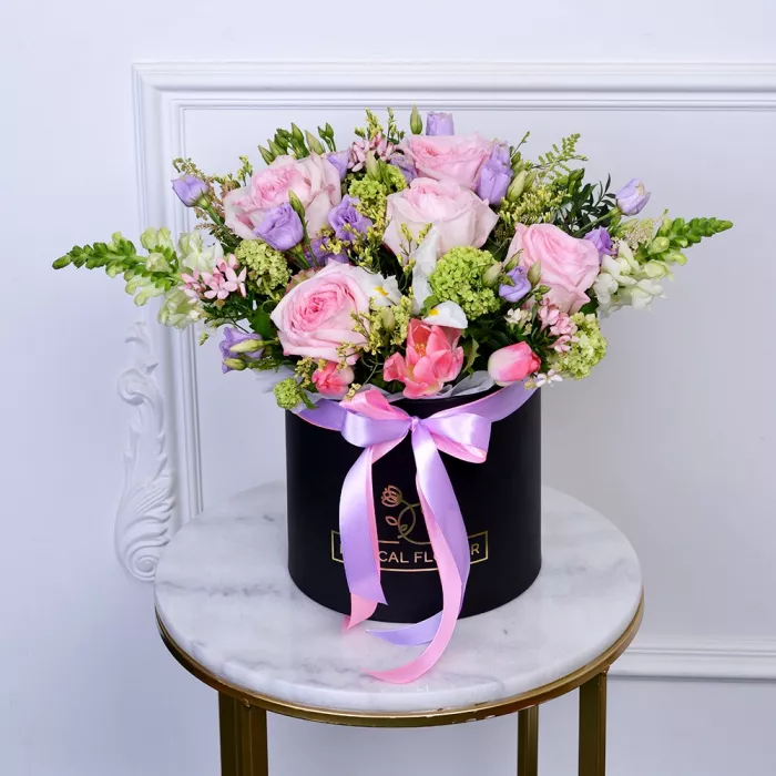 Букет из роз, эустом и гортензий