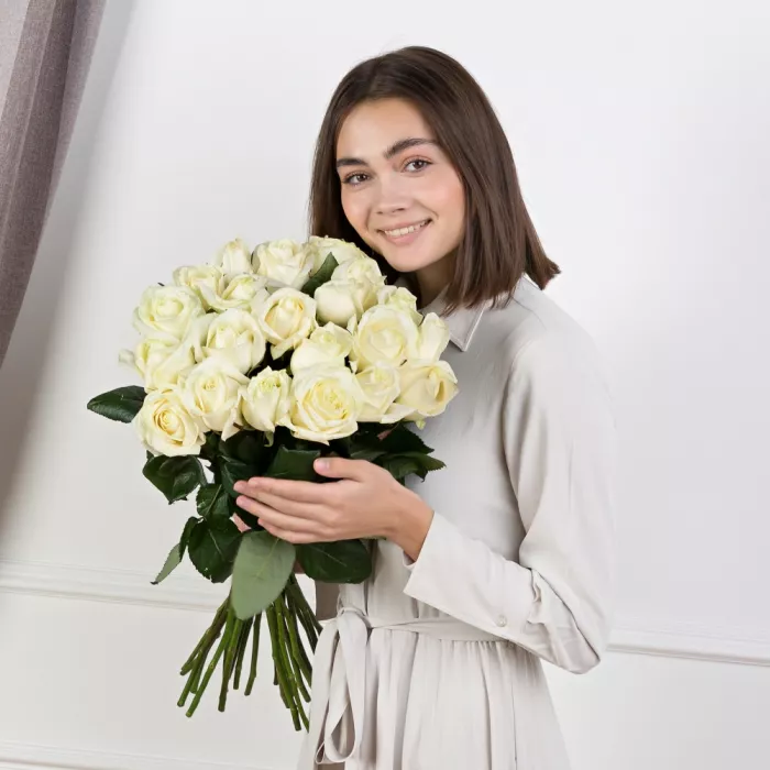 25 белых роз 60 см