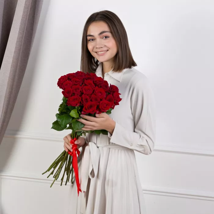 25 красных роз 60 см