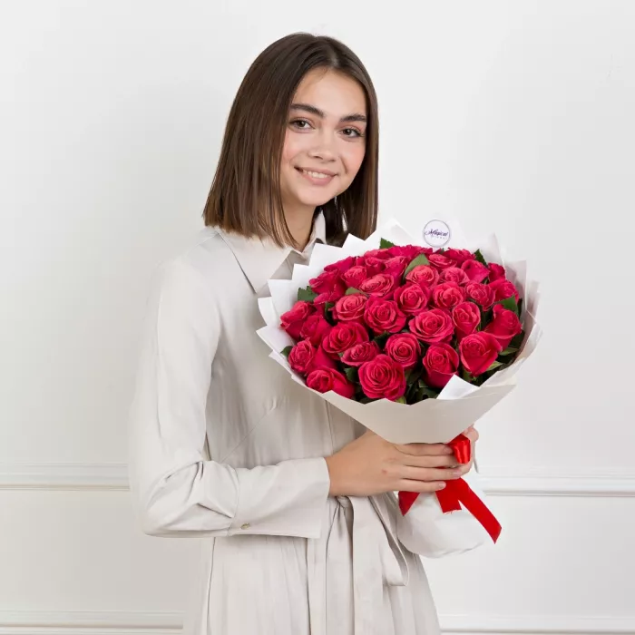35 малиновых роз