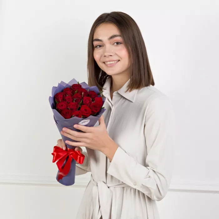 19 красных роз 40 см