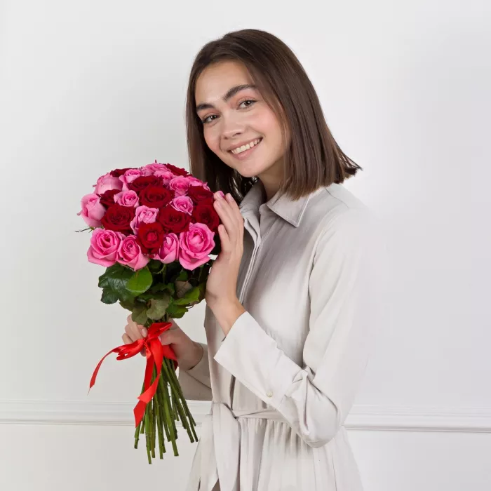 25 разноцветных роз 60 см