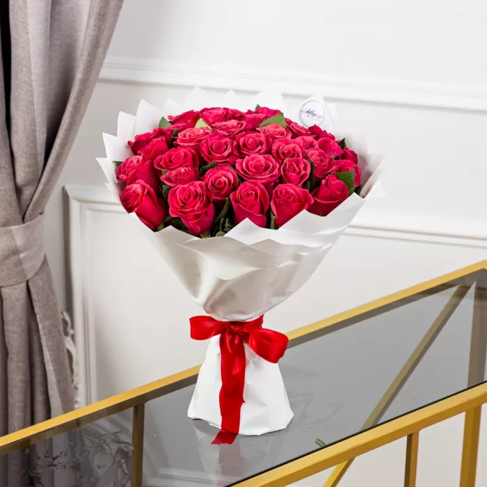 35 малиновых роз