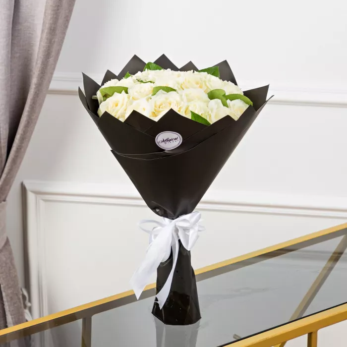 25 белых роз 50 см