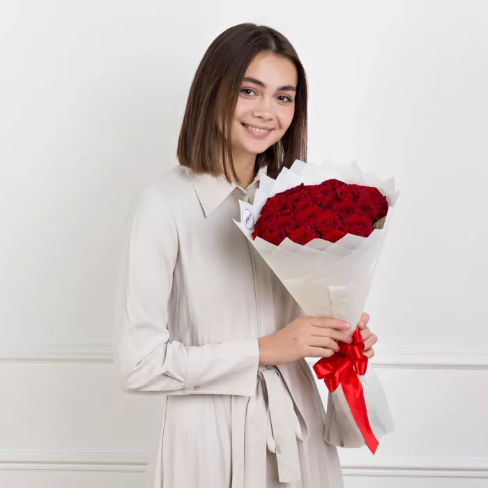 19 красных роз 50 см