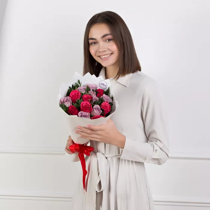 Букет из 15 разноцветных роз