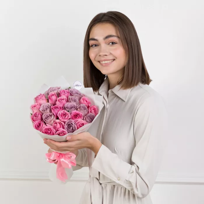 Букет из 25 разноцветных роз 50 см Ягодный микс