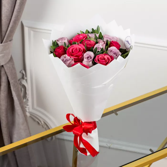 Букет из 15 разноцветных роз