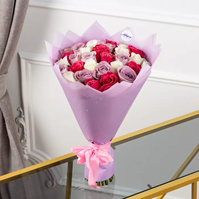 Букет из 25 разноцветных роз