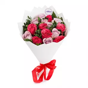 Букет из 15 разноцветных роз