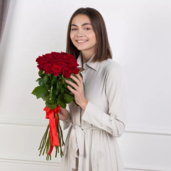 19 красных роз 60 см
