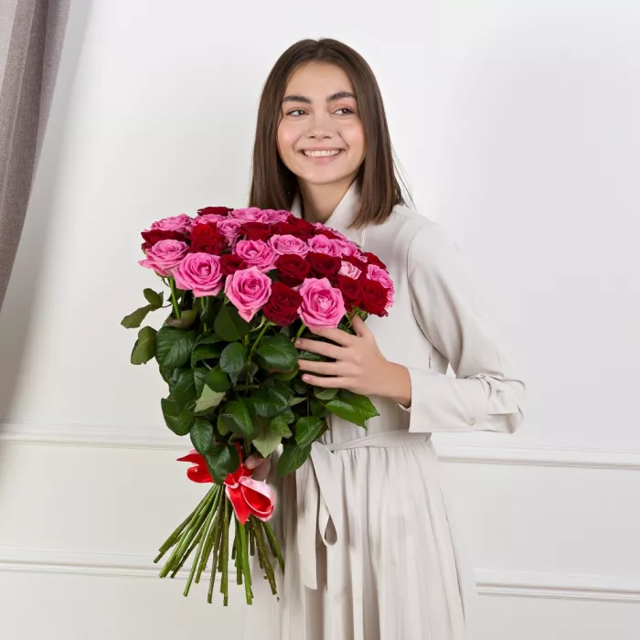 Букет из 35 разноцветных роз 60 см