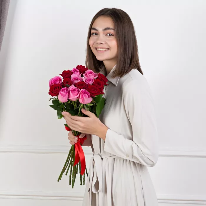 Букет из 15 разноцветных роз 60 см