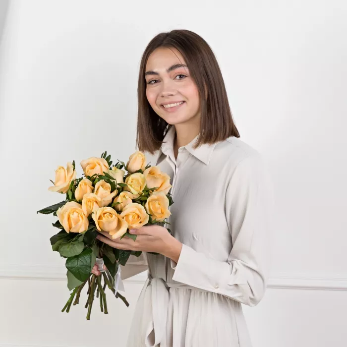 15 кремовых роз 60 см