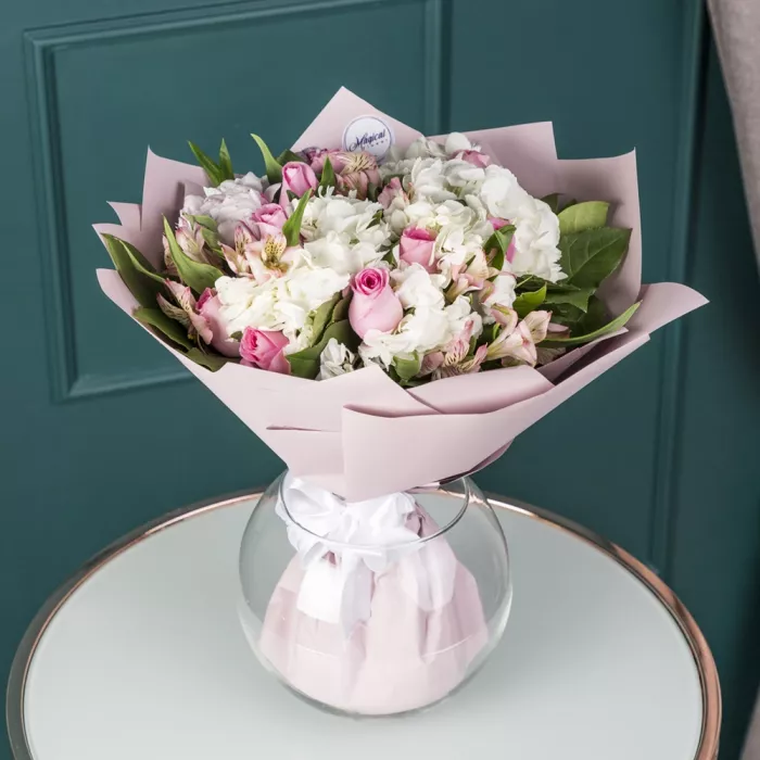 Букет из роз, пионов, гортензий и альстромерии
