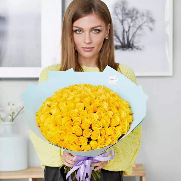 101 желтая роза в крафте