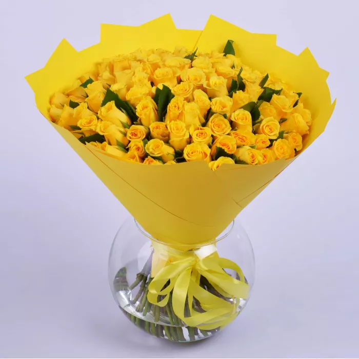 101 желтая роза в крафте