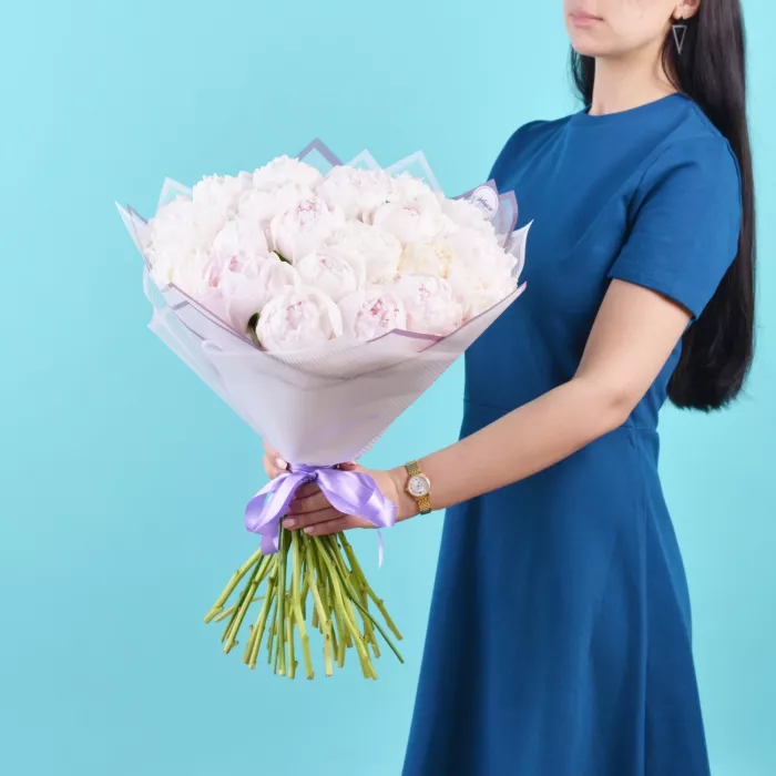 Букет из 25 белых пионов