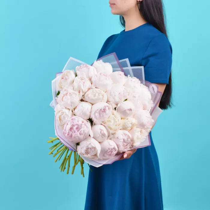 Букет из 25 белых пионов